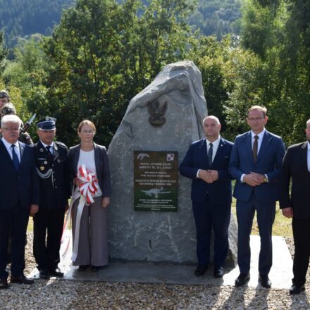 Odsłonięcie tablicy upamiętniającej załogę samolotu PZL.23B KARAŚ