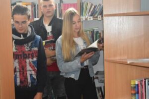 Wizyta w bibliotece -wybór książki Wizyta w bibliotece -wybór książki